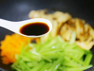 13、无敌下饭的芹菜炒香干,加一勺生抽。