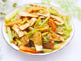 17、无敌下饭的芹菜炒香干,成品。