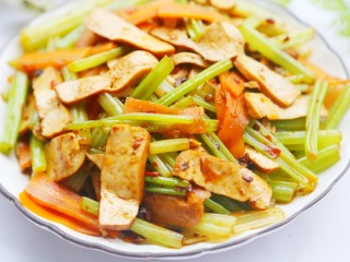 19、无敌下饭的芹菜炒香干,赶紧做起来吧。