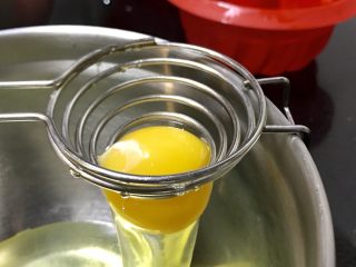 1、Lékué模藤椒戚风蛋糕,分离蛋白与蛋黄。