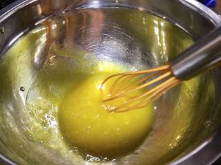 2、Lékué模藤椒戚风蛋糕,蛋黄糊加盐搅拌均匀。