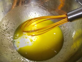 4、Lékué模藤椒戚风蛋糕,加入牛奶和白砂糖A,继续搅拌至砂糖融化。