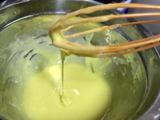 5、Lékué模藤椒戚风蛋糕,加入过筛的低筋面粉用手动打蛋器画圈搅拌均匀,成如图顺滑蛋黄糊。