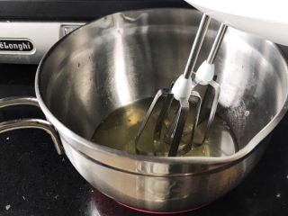 6、Lékué模藤椒戚风蛋糕,蛋白加入适量柠檬汁去腥,然后分两次加糖进行打发。