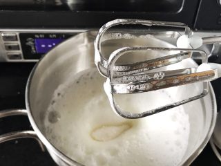 7、Lékué模藤椒戚风蛋糕,第二次加糖。