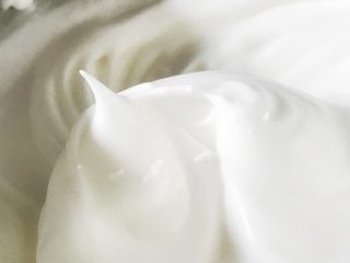 8、Lékué模藤椒戚风蛋糕,打至如图状态即可,不必打太硬,太硬会影响口感。