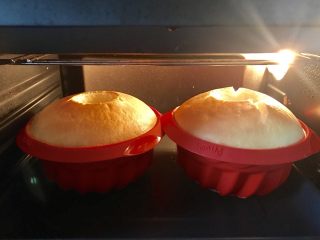 11、Lékué模藤椒戚风蛋糕,把混合好的蛋糕糊装入事先抹好油的模具中,震模。烤箱预热上下火170度。