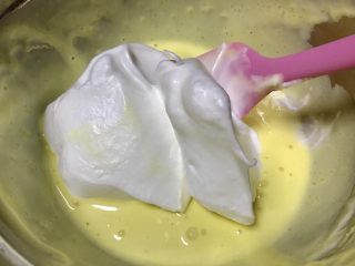 9、Lékué模藤椒戚风蛋糕,打发的蛋白用刮刀取1/3到面糊盆里搅拌均匀。