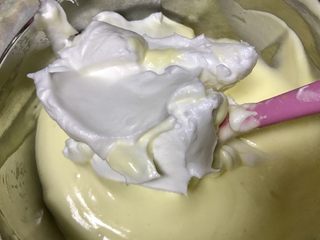 10、Lékué模藤椒戚风蛋糕,剩下的2/3的打发蛋白加入刚才翻拌好的蛋黄糊盆里,继续翻拌均匀,注意不要消泡。