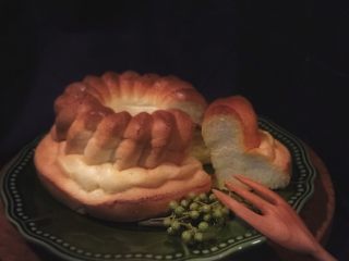 12、Lékué模藤椒戚风蛋糕,烤好倒扣晾凉脱模了就可以愉快的吃起来了!简直停不下来哈哈哈哈!超好吃!咸咸甜甜后调麻麻的!