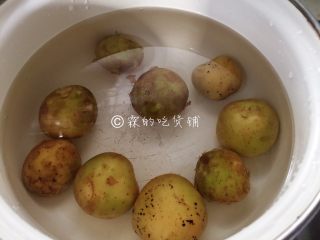 1、香香的黄油煎滴椒盐小土豆,小土豆煮熟。