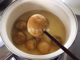 2、香香的黄油煎滴椒盐小土豆,要彻底煮熟，是那种拿筷子戳进去能感觉到酥烂的程度。