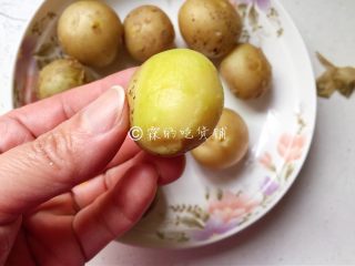 3、香香的黄油煎滴椒盐小土豆,土豆皮可剥可不剥，根据个人喜好来。