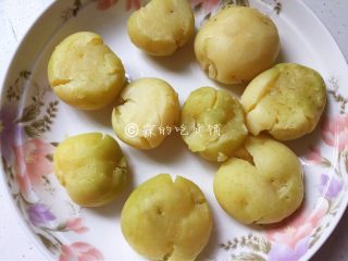 4、香香的黄油煎滴椒盐小土豆,随后稍稍压一压，以便能更入味。