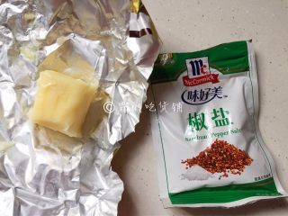 5、香香的黄油煎滴椒盐小土豆,黄油和椒盐（这里用的是有盐黄油，所以就不需要放盐了，如果你用的是无盐黄油，那就把细盐和椒盐粉混合一下，煎的时候撒下去。）