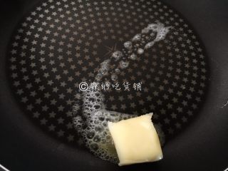 6、香香的黄油煎滴椒盐小土豆,黄油入锅。