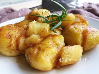 11、香香的黄油煎滴椒盐小土豆,两面都变金黄，就可以出锅了。