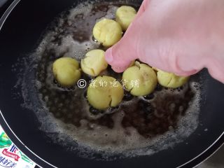 8、香香的黄油煎滴椒盐小土豆,每个上面都撒上丢丢滴椒盐粉。