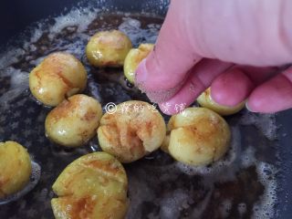 10、香香的黄油煎滴椒盐小土豆,另一面也撒上丢丢滴椒盐粉。