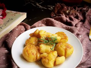 12、香香的黄油煎滴椒盐小土豆,趁热吃，可香啦！