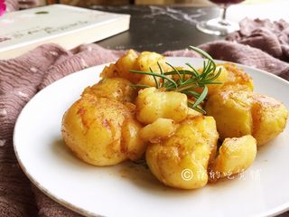 13、香香的黄油煎滴椒盐小土豆,完成。