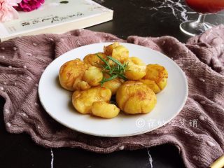 14、香香的黄油煎滴椒盐小土豆,完成。