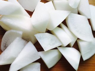2、红烧白萝卜,白萝卜洗干净削皮滚刀切块