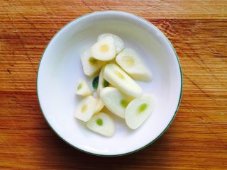 3、红烧白萝卜,大蒜洗干净去皮切片