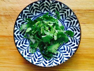 4、红烧白萝卜,香菜洗干净切碎