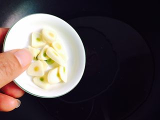 6、红烧白萝卜,放入大蒜小火煸香