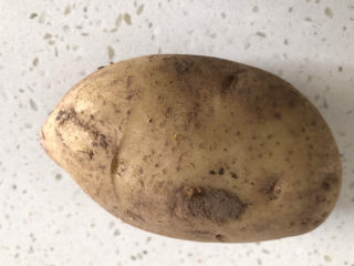 1、黑胡椒土豆泥,准备一个土豆