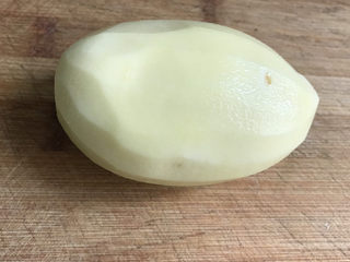 2、黑胡椒土豆泥,削皮洗干净