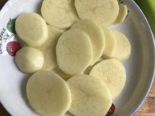 3、黑胡椒土豆泥,切薄片