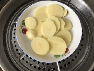 4、黑胡椒土豆泥,上锅蒸15分钟