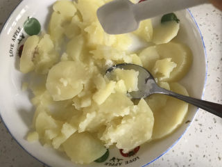 5、黑胡椒土豆泥,加入适量的盐压成泥状