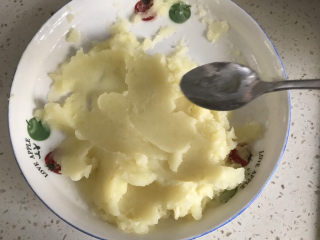 6、黑胡椒土豆泥,用勺子压成土豆泥