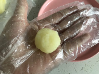 7、黑胡椒土豆泥,揪一小块揉成小球