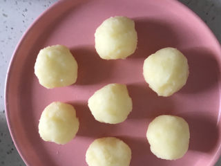 8、黑胡椒土豆泥,全部做完放入盘中备用