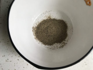 9、黑胡椒土豆泥,取一小碗，加入2勺黑胡椒粉