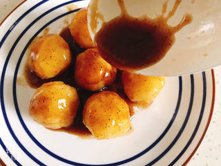 13、黑胡椒土豆泥,把黑胡椒酱淋在土豆泥上