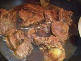 1、自制【牛肉火锅】,准备好的牛肉过水，然后加入一套卤肉料，制作成卤牛肉，提前一点卤好，牛肉不要卤太烂，稍微冷藏一下比较好切 片。