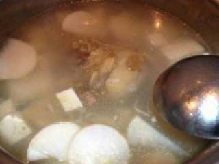 2、自制【牛肉火锅】,把牛骨熬成骨汤，加一点生姜少 许黄酒，牛骨油大，记得把重油撇 掉这样健康。汤快熬好时倒入火锅 盆里，加入萝卜片和豆腐块，继续煮着，让萝卜 和豆腐入味。