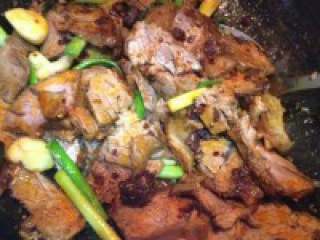 5、自制【牛肉火锅】,油汪汪香喷喷的牛肉出锅了。