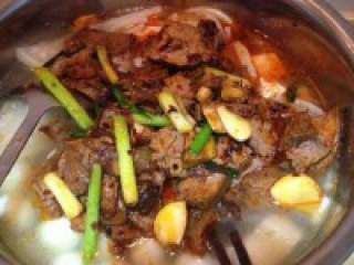 6、自制【牛肉火锅】, 把炒好的牛肉加入正在炖的骨汤 锅子里，拌在汤里，继续小火煮开 一阵！直到入味。