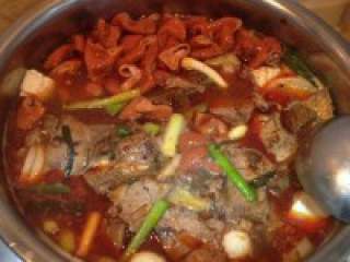 7、自制【牛肉火锅】,可以添加其它肉类，我加了五香肥肠。