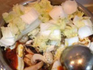 8、自制【牛肉火锅】,出锅前加些大白菜吧，滚熟就可 以吃咯，太香了，牛肉有嚼头，萝 卜和豆腐都很入味，白菜爽口，丰 俭由人、鲜美微辣！