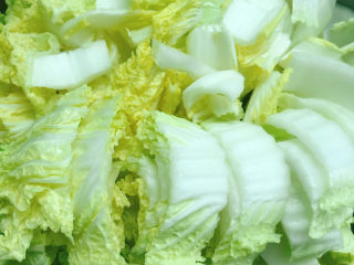 2、醋溜大白菜,白菜洗干净后切成小块