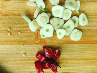 3、醋溜大白菜,大蒜和干辣椒切片