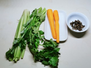 1、芹菜炒木耳,食材准备好