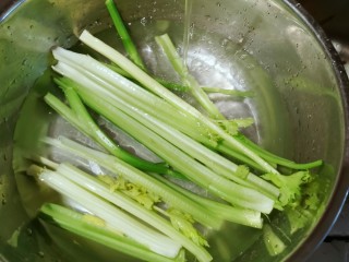 2、芹菜炒木耳,芹菜择洗干净